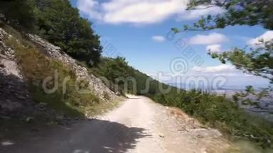 下公路<strong>行驶</strong>在山顶上。 蒙卡约山，西班牙阿拉贡。 自然景观和风景<strong>环境</strong>